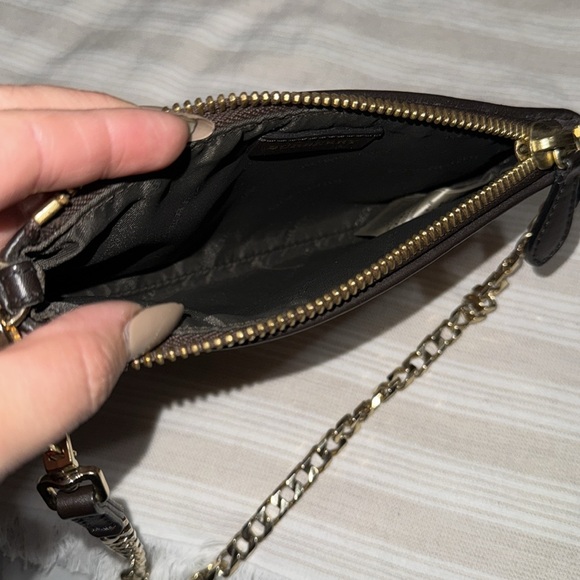 Burberry wristlet with chain - Picture 3 of 11